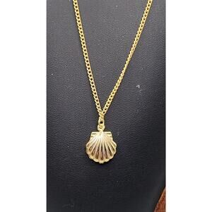 Vintage Gold Tone Shell Pendant Necklace Coastal Locket Style 16in